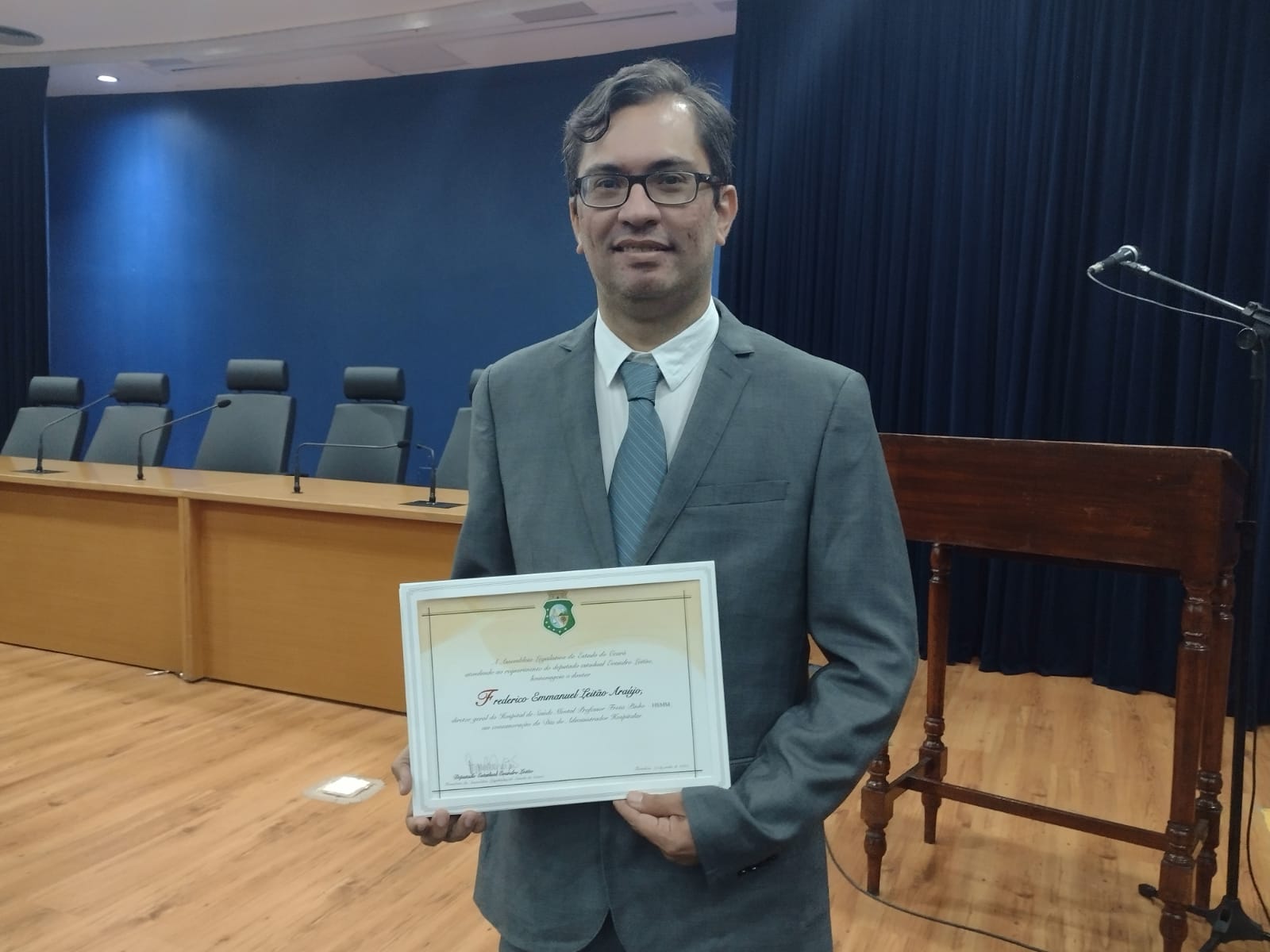 Diretor-geral do HSM é homenageado na Assembleia Legislativa do Ceará